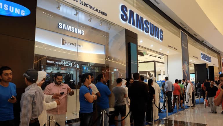 Hundreds Queue Up for the New Samsung Galaxy S6 and Galaxy S6 edge in the UAE