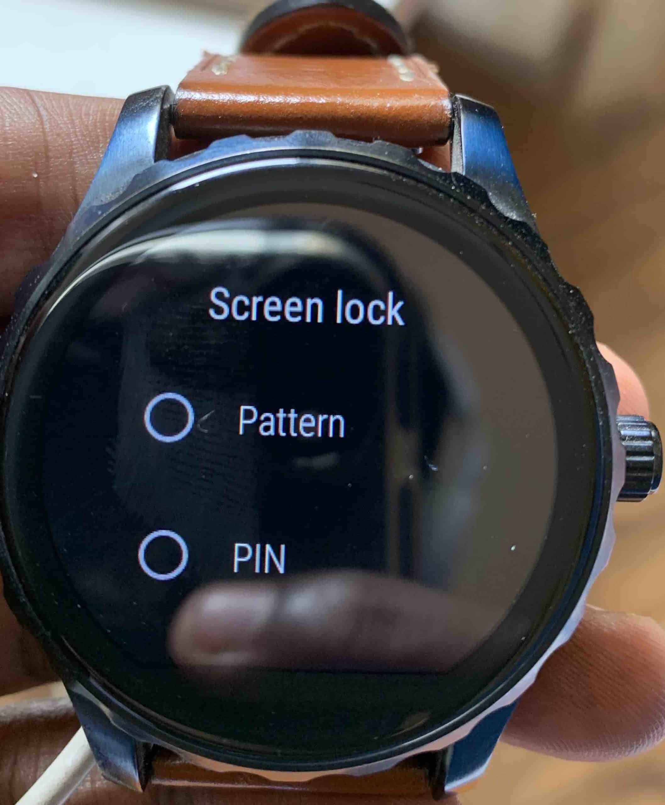 በእርስዎ Wear OS smartwatch ላይ የማያ ገጽ ቁልፍን እንዴት ማንቃት እንደሚቻል