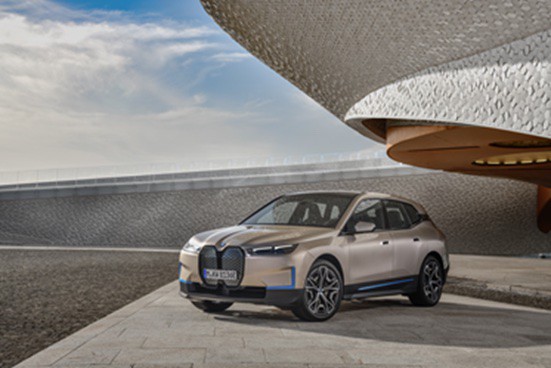 The BMW Vision iNEXT becomes the BMW iX
