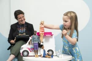 नए अध्ययन से पता चलता है कि गुड़िया के साथ खेलना बच्चों को सहानुभूति और सामाजिक प्रसंस्करण कौशल विकसित करने की अनुमति देता है