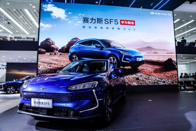 Huawei, Çin flaqman mağazalarında yeni SERES SF5 avtomobili satmağa başlayır