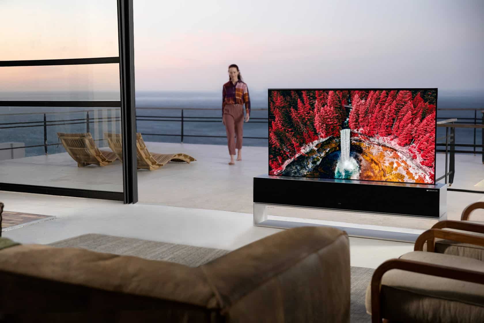 LG, BƏƏ-də dünyanın ilk yuvarlanan OLED TV-sini təqdim edir