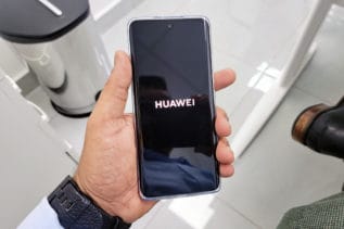 Huawei Nova 8 yana buɗewa.
