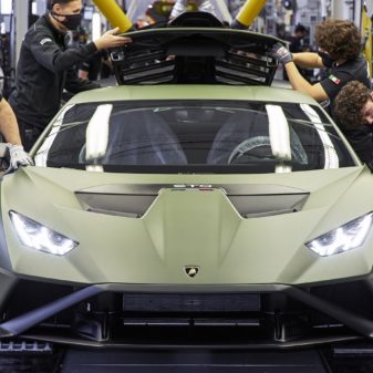 Automobili Lamborghiniは2021年に、過去最高の記録を残して終了しました。世界中で8,405台の車が納入されました。