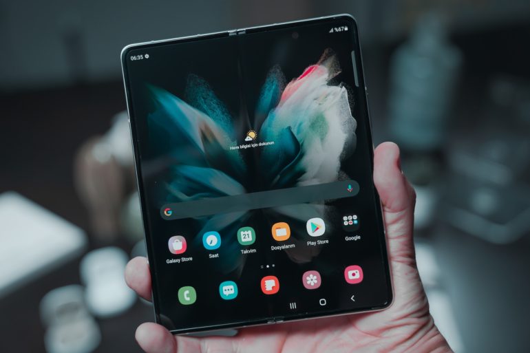 The Galaxy S20 FE 5G and the original Galaxy Fold both receive the same UI 4.1 update -