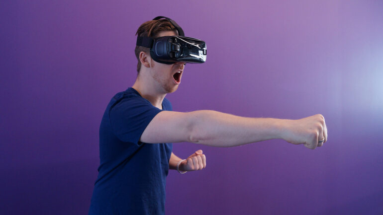 The Future of Online Gaming: How Virtual Reality is Transforming the Industry