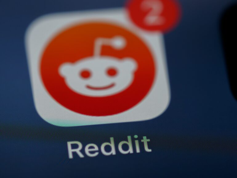 Reddit experiences a "major outage" due to an internal system problem