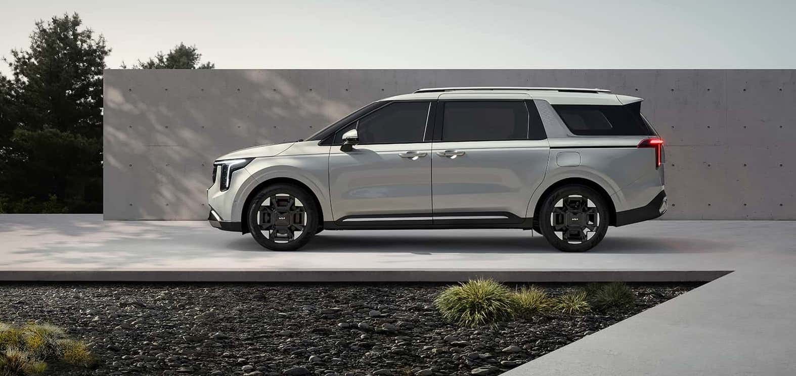 Kia Unveils 2025 Carnival Minivan with Redesigned Exterior and Hybrid Power