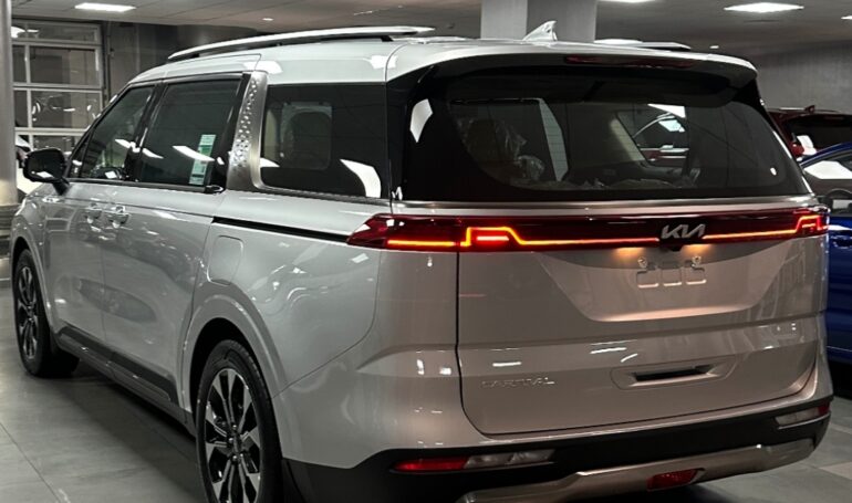 Kia Unveils 2025 Carnival Facelift: A Minivan with a Futuristic Makeover