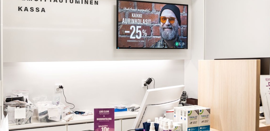 Leading eye care specialist installs 200+ Philips digital signage displays to transform store communications