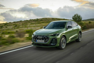 Side profile of the Audi Q5 Sportback showcasing its dynamic roofline and sporty stance.