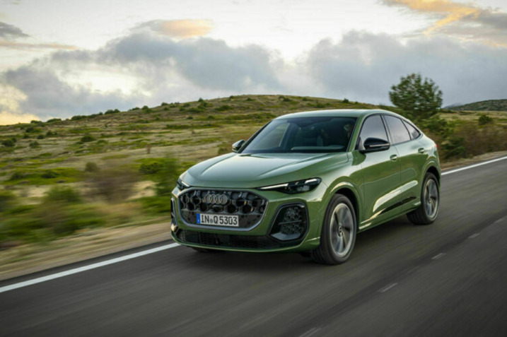 Side profile of the Audi Q5 Sportback showcasing its dynamic roofline and sporty stance.