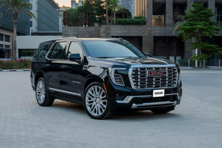 The Yukon AT4 Ultimate in an off-road scene with Air Ride Adaptive Suspension raising the vehicle for improved ground clearance.