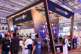 Saudi Vision 2030 logo alongside key benefits of LinkShadow’s DSPM in enhancing cybersecurity and data privacy.