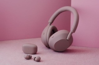 Smoky Pink edition Sony WH-1000XM5 headphones on display in a sleek setting, paired with fashion accessories and Huda Beauty products at the launch event in Dubai.