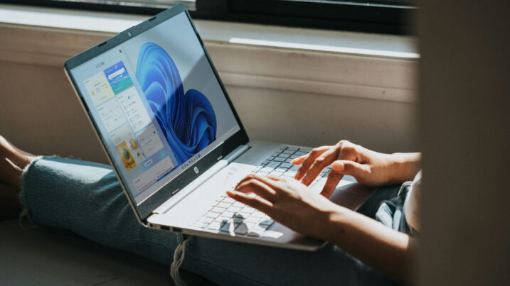 Microsoft acknowledges Windows 11 File Explorer white screen flashing bug