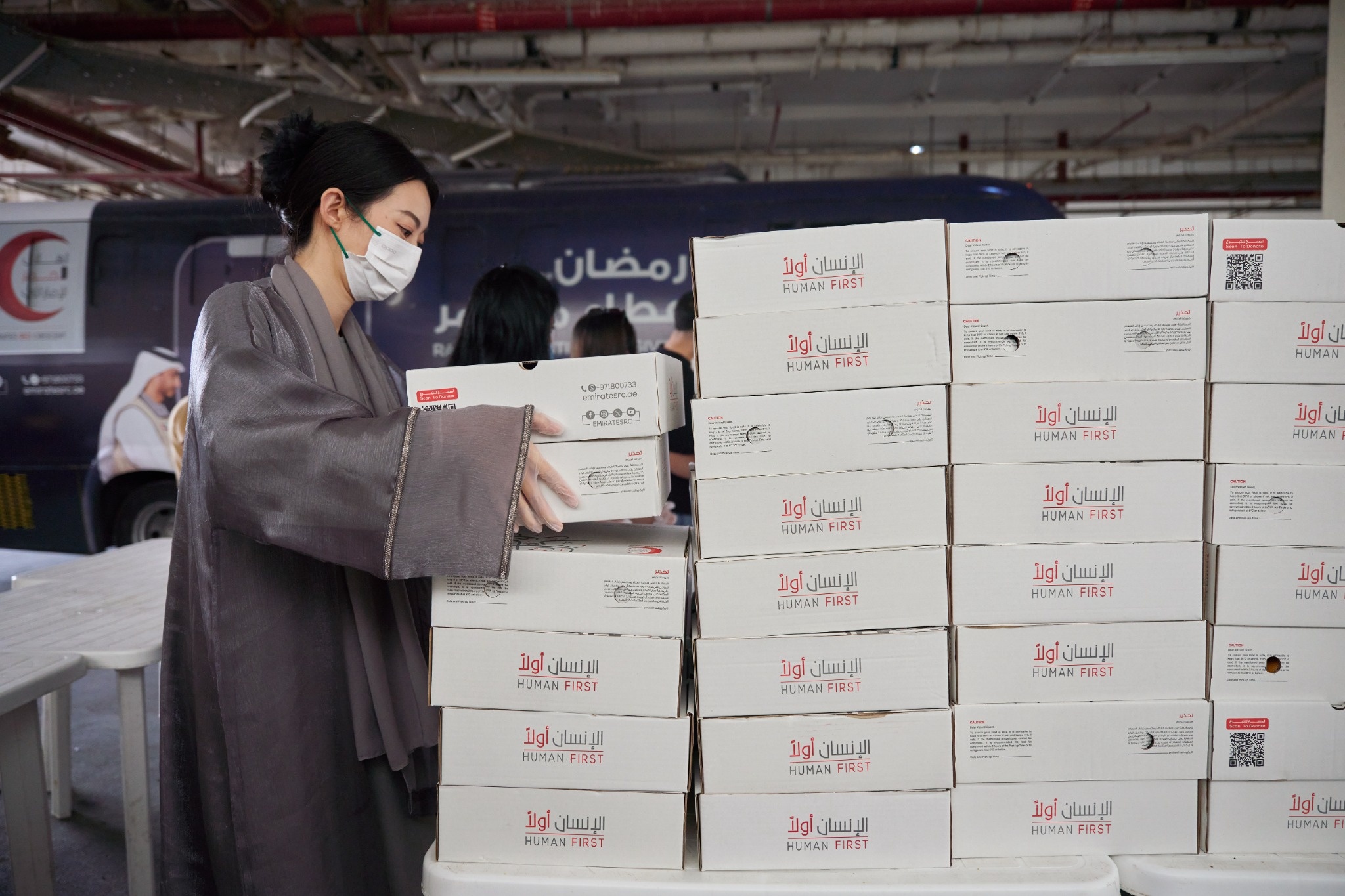 OPPO UAE volunteers with Emirates Red Crescent during Ramadan