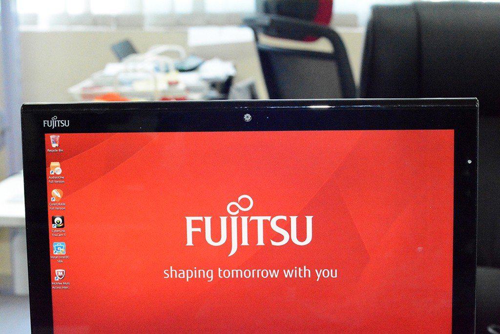 Fujitsu Stylist Q704 [Image Gallery]